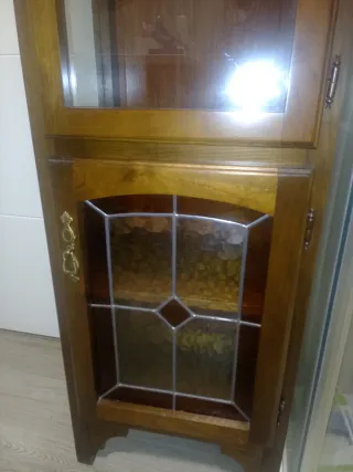 Vitrina de madera con cristal