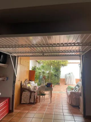 Puerta de garaje marrón