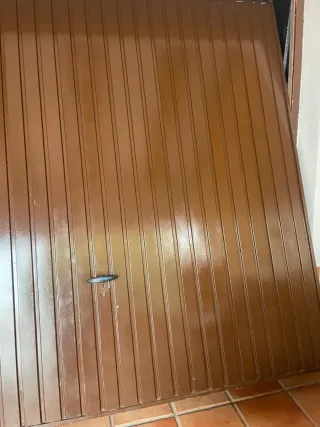 Puerta de garaje marrón