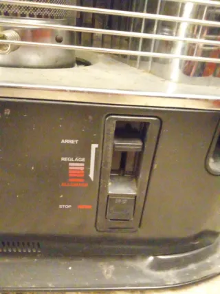 Estufa de parafina negra y plateada