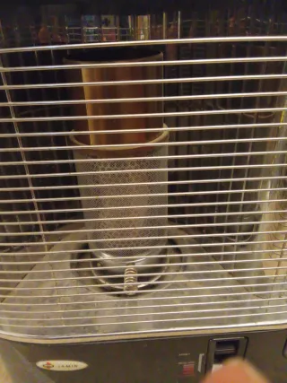 Estufa de parafina negra y plateada