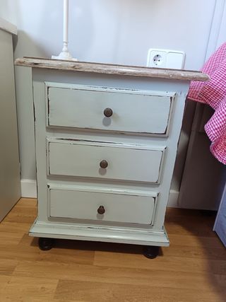 Mesita de noche auxiliar verde y madera