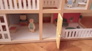 Casita de madera para muñecas. Alt 70-An 75-Fon 30