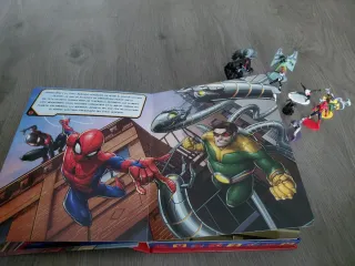 Libro y 10 Figuras de Spiderman