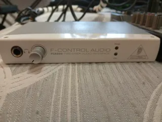 Mesa de mezclas Behringer y control sonido