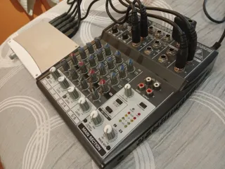 Mesa de mezclas Behringer y control sonido