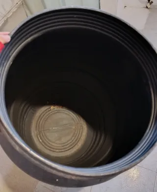 Bidón de plástico negro