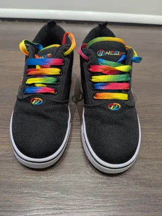Tenis Heelys con ruedas y cordones arcoíris