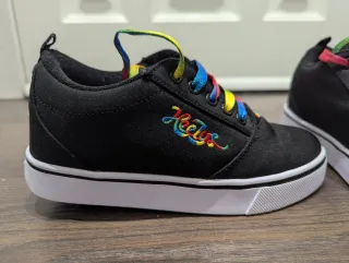 Tenis Heelys con ruedas y cordones arcoíris