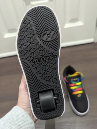 Tenis Heelys con ruedas y cordones arcoíris