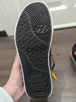 Tenis Heelys con ruedas y cordones arcoíris
