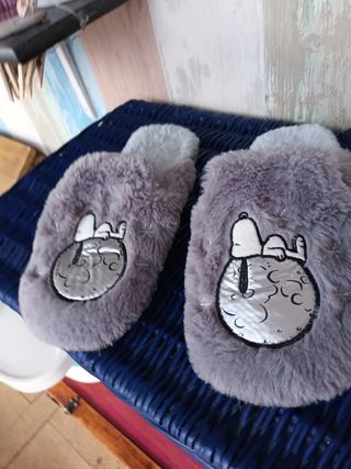 Zapatillas Snoopy Peluche Gris y Plata