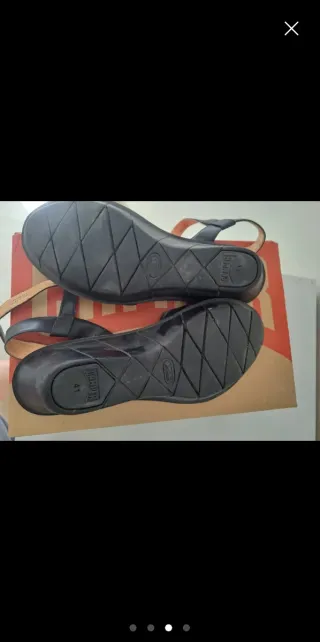 Sandalias de verano negras y marrones