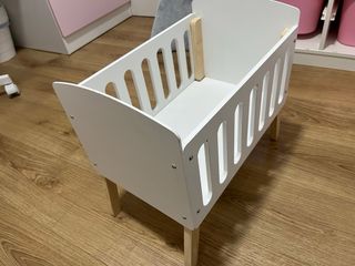 Cuna de juguete blanca