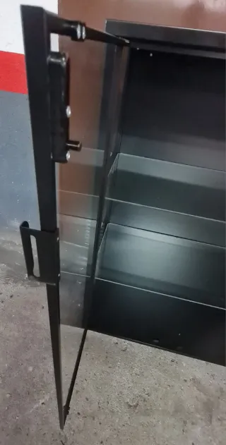 Mueble aparador negro acero y latón