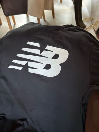 Camiseta New Balance Negra