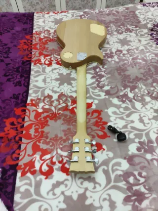 Guitarra Eléctrica Dorada