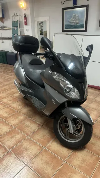 Moto gris con baúl Año 2005 APRILIA ARRECIFE 250