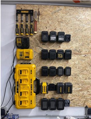DEWALT 18V -- Soporte para 4 baterías