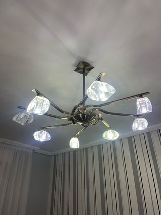 Lámpara de techo dorada con cristales