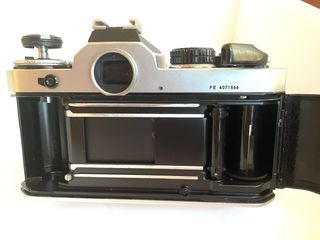 Cámara Nikon FE Plata y Negra