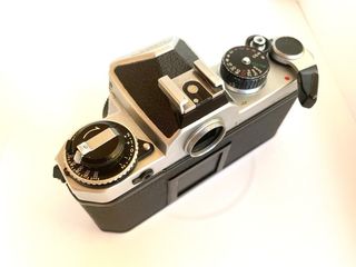 Cámara Nikon FE Plata y Negra