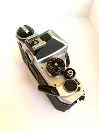 Cámara Nikon FE Plata y Negra