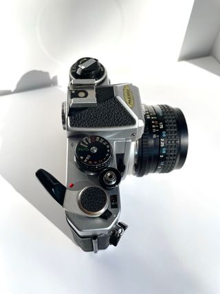 Cámara Nikon FE Plata y Negra