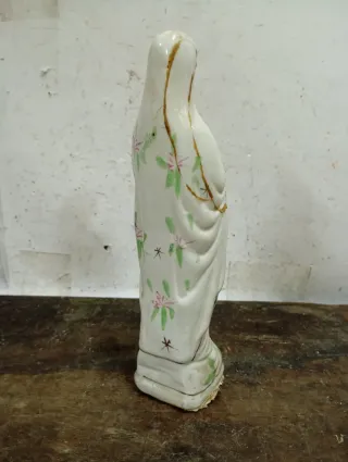 LIQUIDACIÓN 2026 Virgen de porcelana con rosario