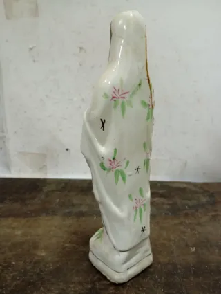 LIQUIDACIÓN 2026 Virgen de porcelana con rosario