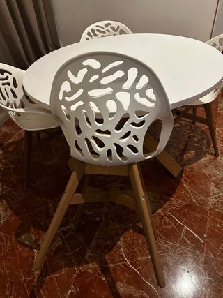 Mesa de comedor redonda y sillas