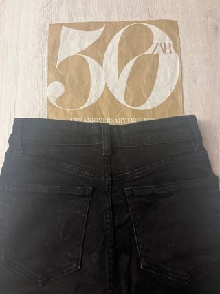 Pantalón ZARA T34 negro deshilachado como nuevo