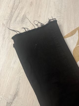 Pantalón ZARA T34 negro deshilachado como nuevo