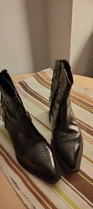 Botines de piel negros