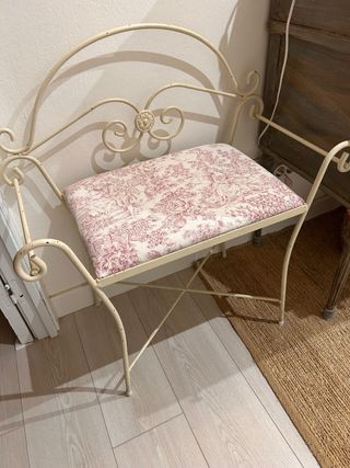 Banquito de forja con cojín estampado
