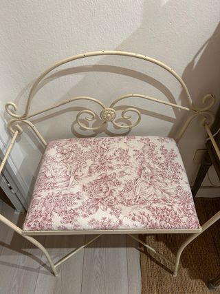 Banquito de forja con cojín estampado