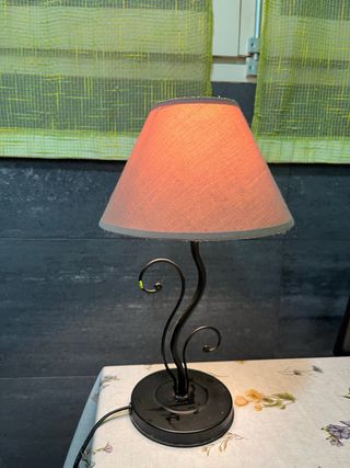 Lámpara de mesa beige y negra