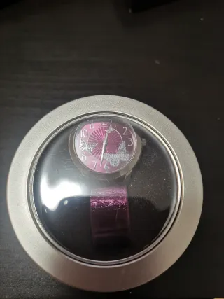 Reloj de mujer morado con mariposas