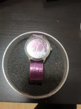 Reloj de mujer morado con mariposas