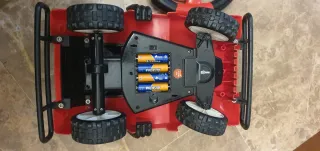 Coche teledirigido rojo con volante.