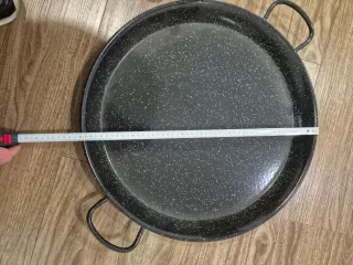 Paellero con rosco y patas