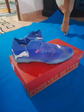 Botas de fútbol Puma azules y blancas