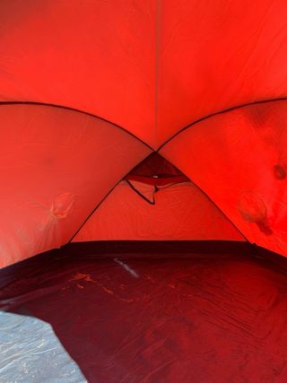 Tienda de campaña roja