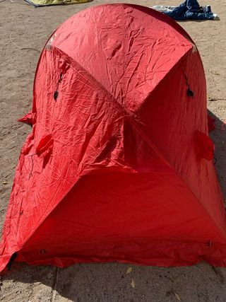 Tienda de campaña roja