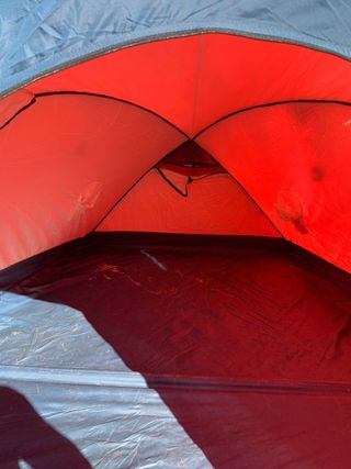 Tienda de campaña roja