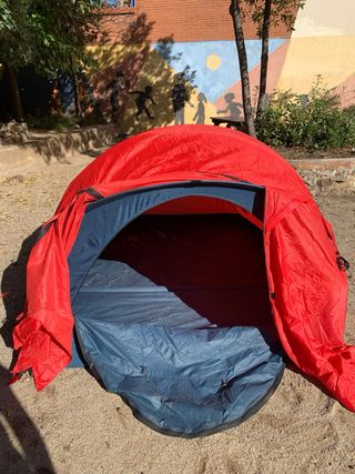 Tienda de campaña roja
