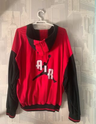 Chaqueta Jordan Negra y Roja con Capucha