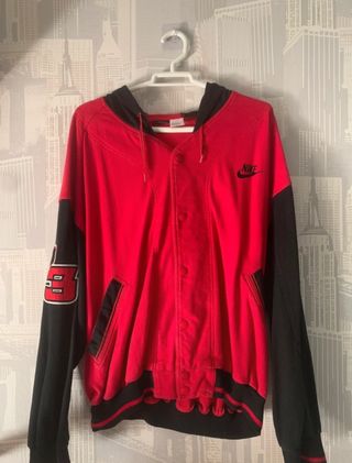 Chaqueta Jordan Negra y Roja con Capucha