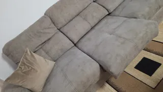 Sofá de tela gris y beige