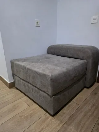 Sofá de tela gris y beige